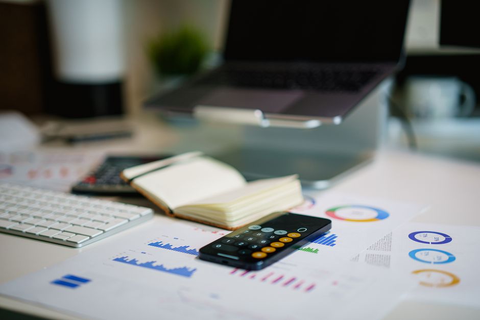 Person mit Laptop und Marketing-Plan